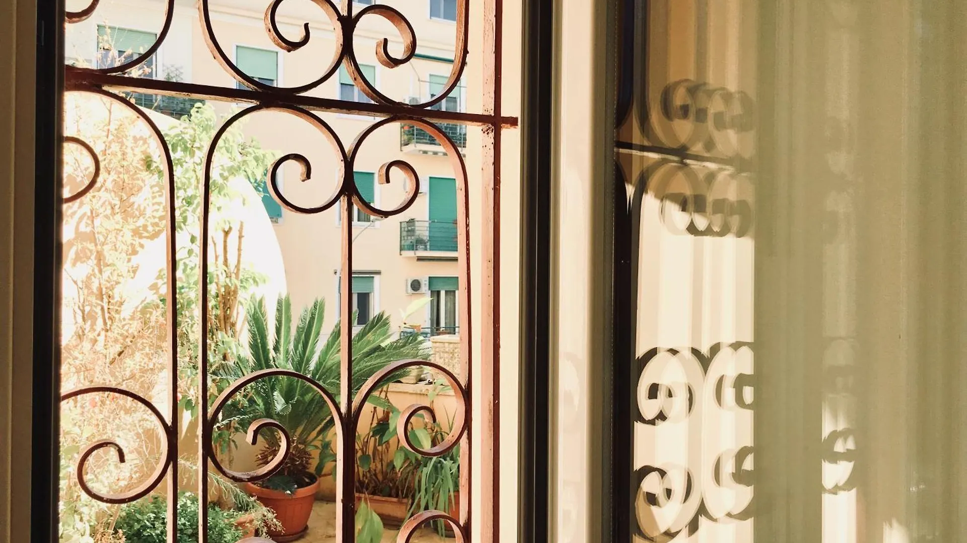 La Casa Colorata Ten Minutes To Colosseum Apartment Rome