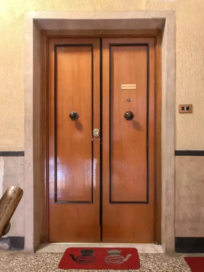 La Casa Colorata Ten Minutes To Colosseum Apartment Rome 0*,