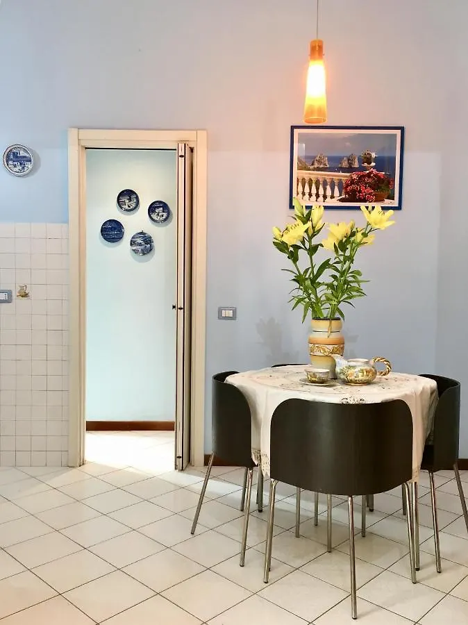 La Casa Colorata Ten Minutes To Colosseum Apartment Rome 0*,
